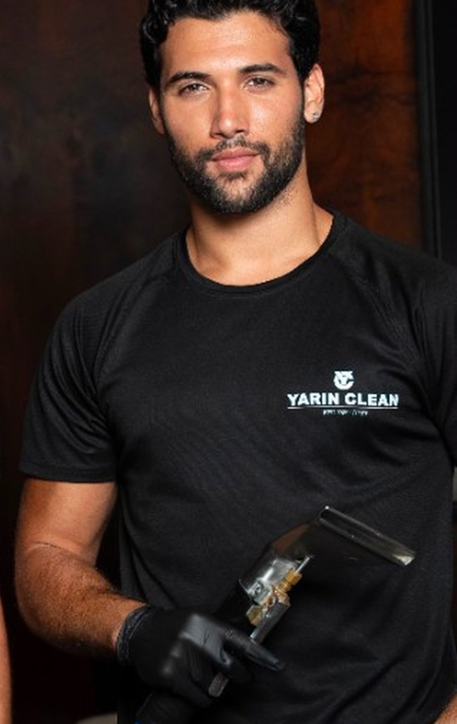 ירין, בעל המקצוע של Clean Yarin, עם ציוד ניקוי טקסטיל מקצועי